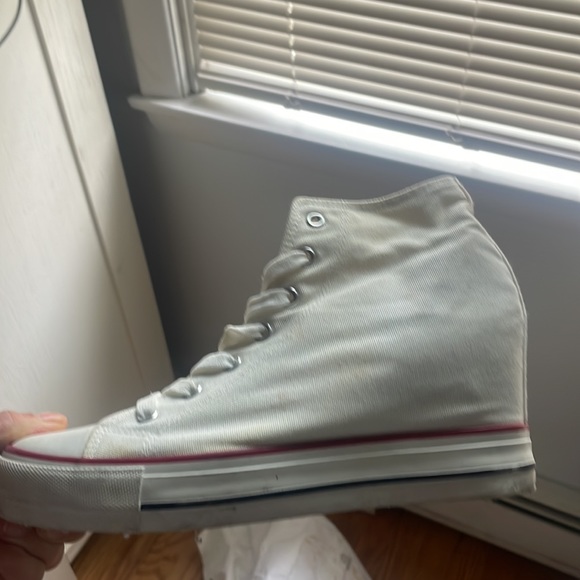 Red white and blue sneaks with a wedge heal got size 10 but fit more like 9.5 - Picture 6 of 6